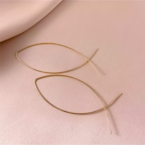 ⚜️[𝟯/$𝟭𝟴]⚜️NEW Large Fish Minimalist Drop Earrings - Picture 4 of 7